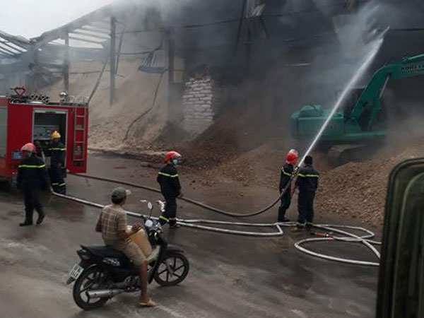 Kho chứa hàng chục ngàn tấn nông sản âm ỉ cháy hơn 1 ngày