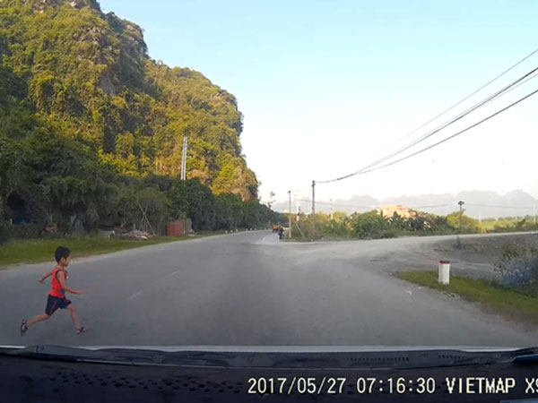 Không thể tin nổi, em bé này đã thoát chết kỳ diệu trước mũi xe đang lao trên quốc lộ