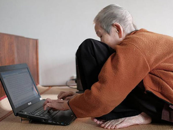 Ở tuổi 97, cụ bà này được phong là "cụ bà sành sỏi Internet nhất Việt Nam"