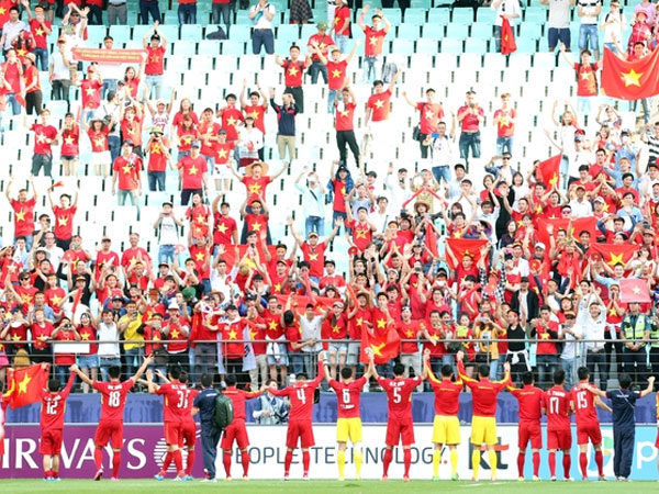 U20 Việt Nam đi vòng quanh sân từ biệt khán giả và World Cup