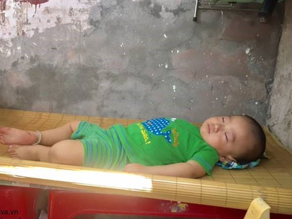 Bé trai ngủ trên vỉa hè nhiều tháng nay và câu chuyện đầy xúc động phía sau đó