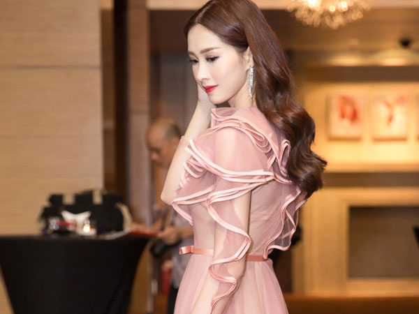 Nhan sắc ngọt ngào của Hoa hậu Đặng Thu Thảo
