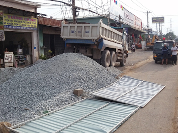 Rào chắn công trình ở TP HCM đè 2 người đi đường