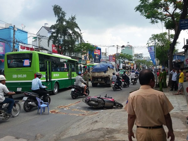 TP.HCM: Va chạm với xe ben, 2 vợ chồng già thương vong