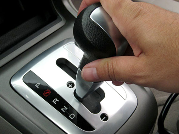 Về N khi dừng đèn đỏ hại hộp số - nhầm tưởng của tài xế Việt