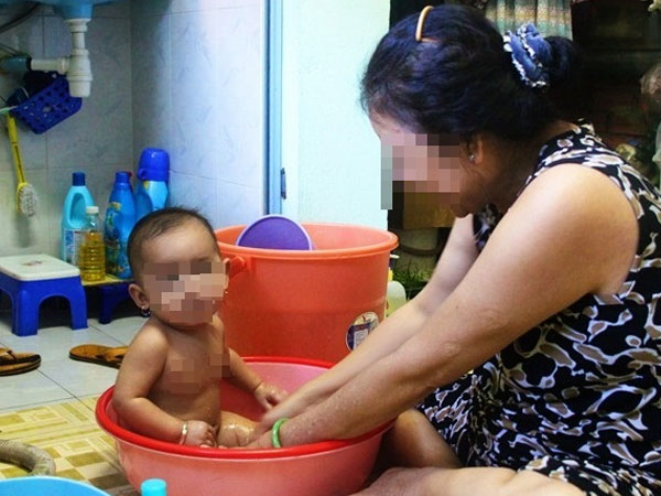 Con gái nói xấu mẹ đẻ "vừa bẩn vừa lười, rảnh mà ham ngủ, không thức đêm trông cháu" khiến dân mạng dậy sóng