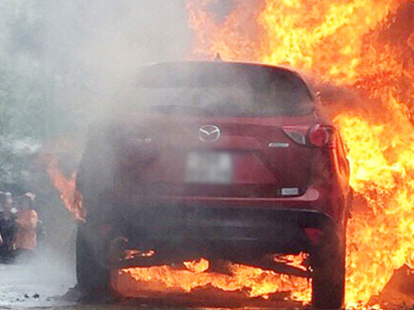 Đỗ cạnh đống rác đang đốt, Mazda CX5 bốc cháy ngùn ngụt