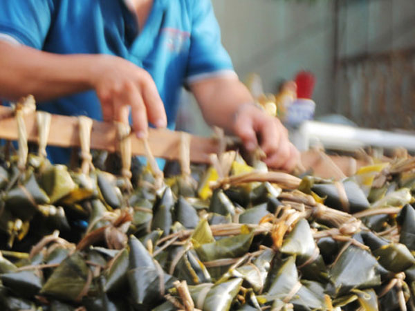 Làm 5.000 cái bánh ú tro chờ bán Tết Đoan Ngọ ở Sài Gòn
