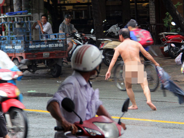 Người đàn ông trần truồng, đuổi đánh người trên đường Sài Gòn