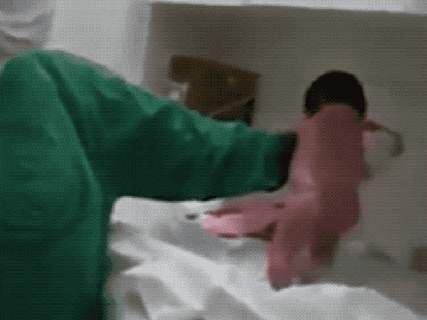 Sốc: Bé gái vừa sinh vài phút đã nằng nặc đòi đi