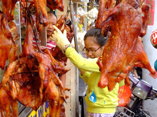 Tết Đoan Ngọ, tiệm vịt quay Sài Gòn bán hơn 2.000 con/ ngày, thu tiền “khủng”