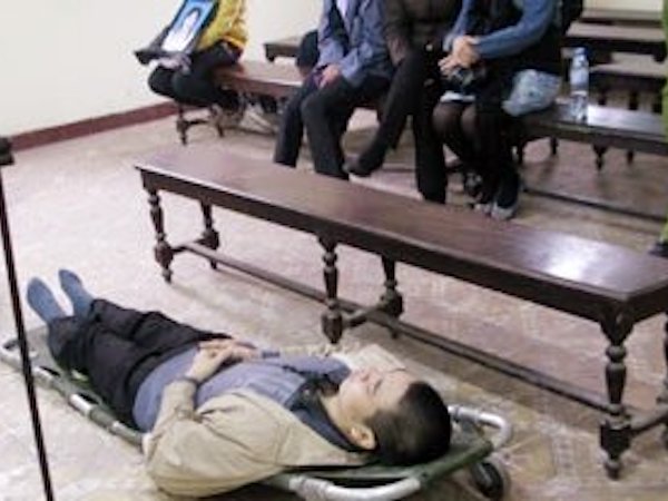 Bi kịch những "dị nhân" nằm cáng, ngồi xe lăn hầu tòa