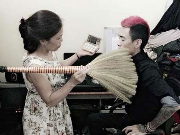Chân dung người mẹ "chất" nhất quả đất: Dạy con bằng cách bắt đi chơi net, "đẩy" vào đa cấp học kỹ năng mềm