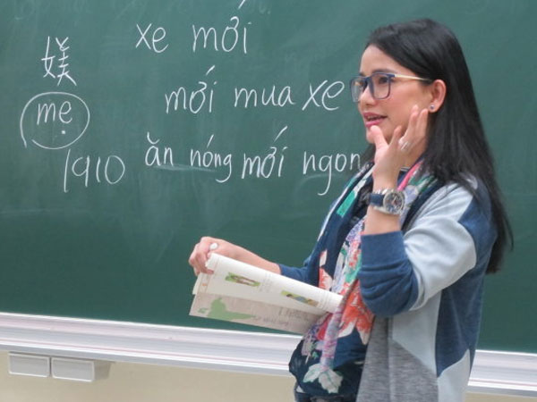 Cô giáo dạy miễn phí cho "cô dâu Việt" ở Đài Loan
