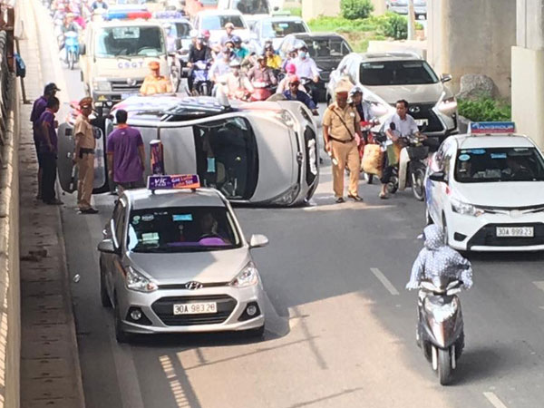 Hà Nội: Tài xế taxi thoát nạn khi xe ô tô bị lật nghiêng giữa hầm do xe máy tạt đầu