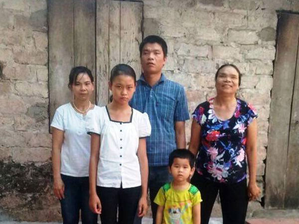 Ngôi nhà 4 đời bị mù nuốt nước mắt sống trong đại dương bóng tối