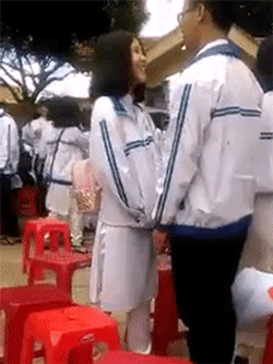 Nữ sinh ngại ngùng tiến tới hôn "crush", ai dè lại có một khoảnh khắc dễ thương đến không ngờ!