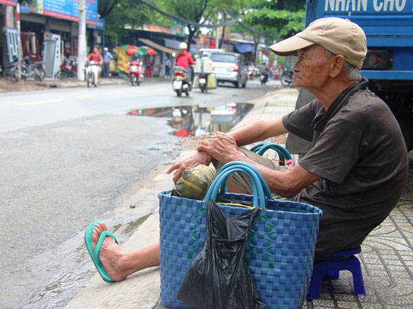Tết Đoan Ngọ, nhà nhà sum vầy, cha già trăm tuổi vẫn đi bộ khắp Sài Gòn, bán bánh ú nuôi hai con gái