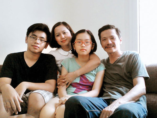 Vợ kém 10 tuổi của Lương Bổng "Người phán xử" tiết lộ về chồng