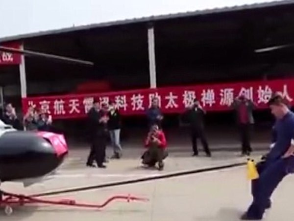 Võ sĩ kungfu TQ dùng “của quý” kéo máy bay trực thăng