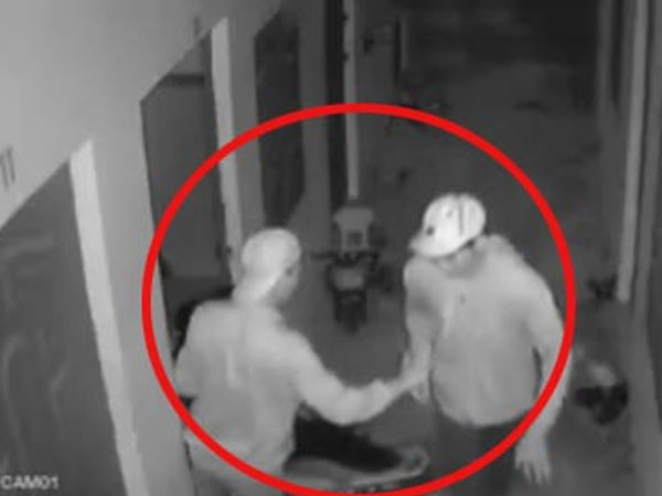 Clip: 2 kẻ đột nhập khu trọ trong đêm, liều lĩnh cậy cửa dắt xe máy