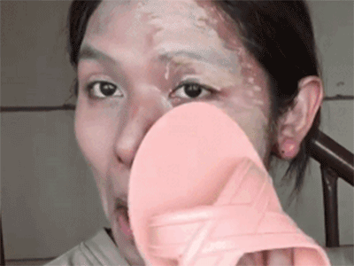 Cô gái Thái Lan đánh phấn, kẻ mắt bằng dép