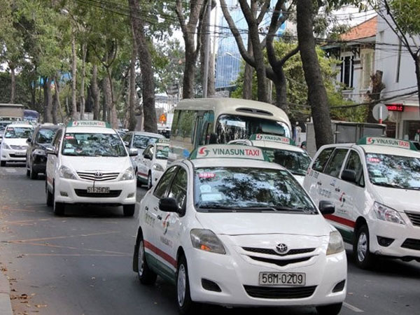 Cuộc chiến taxi: Vinasun tuyên bố kiện Uber, Grab tới cùng