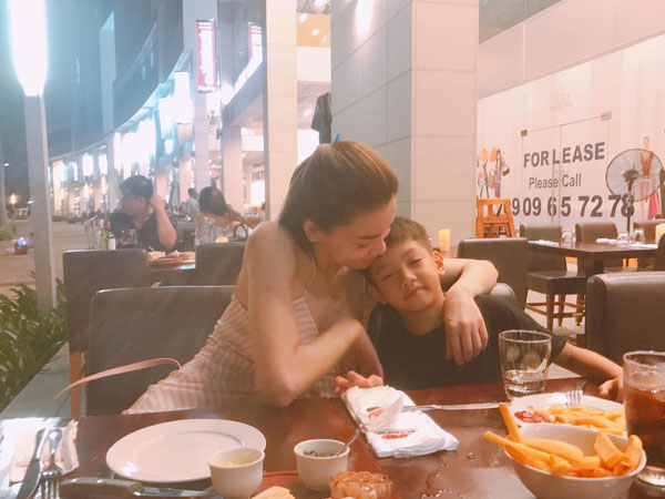Hồ Ngọc Hà cùng Cường Đôla đưa con trai đi ăn mừng ngày Quốc tế thiếu nhi