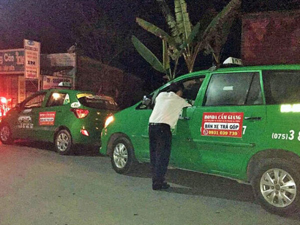 Hơn chục tài xế truy đuổi nghi phạm cướp taxi trong đêm