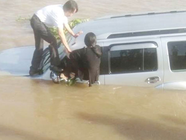 Ôtô tông chết nhân viên phà Thuận Giang rồi lao xuống sông
