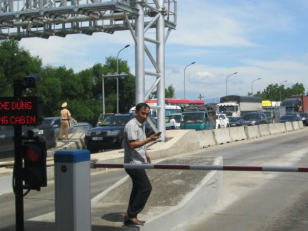 Phản đối trạm thu phí Quán Hàu, dân mang ôtô chặn đường