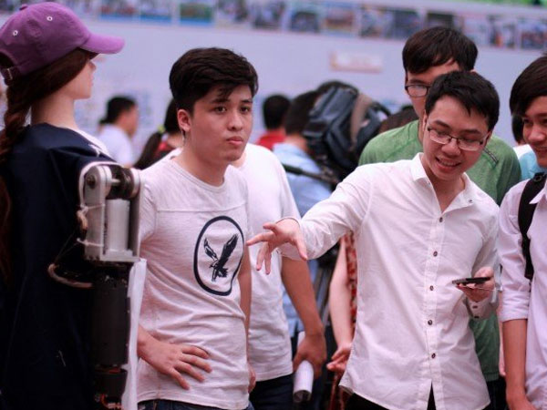 Sinh viên Bách khoa chế tạo robot như người thật