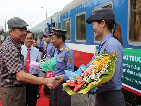 Tàu hỏa chất lượng cao vé rẻ chạy chuyến đầu tại Nghệ An