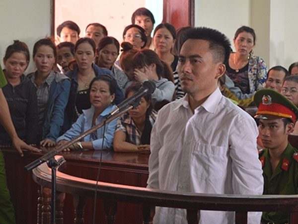 Truy sát, cứa cổ bạn tù trong trại giam