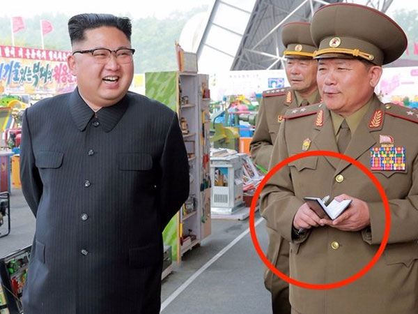 Vì sao ai vây quanh Kim Jong Un cũng cầm sổ tay?