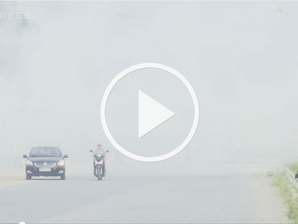Video: Đường Hà Nội mù mịt khói vì người dân đốt rơm rạ
