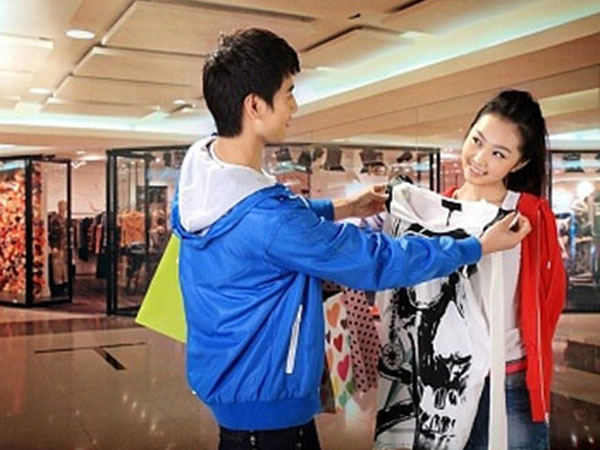 Bạn gái đòi tặng quà hơn 50 lần/năm, liệu có phải "đào mỏ"?