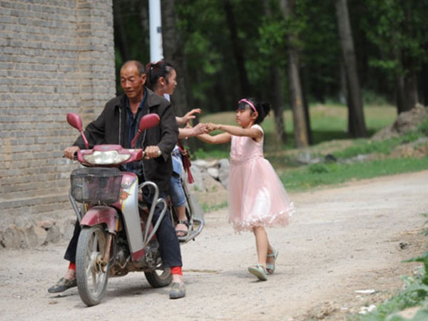 Bé gái 9 tuổi chạy gần 2 km để níu mẹ ở nhà