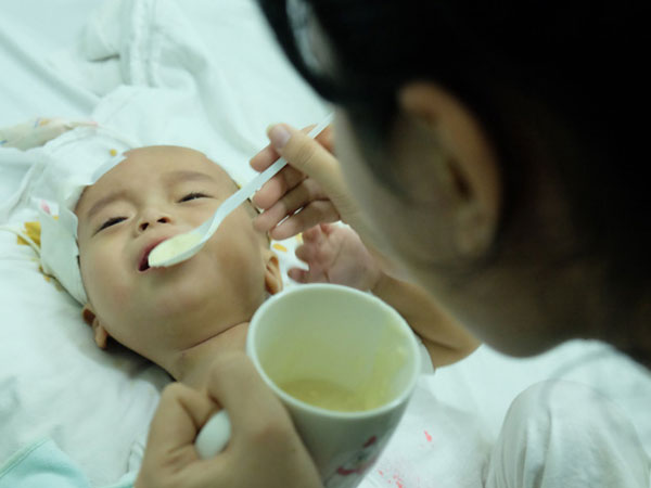Chồng bặt vô âm tích, mẹ trẻ đau khổ 9 tháng trời một mình nuôi con bạo bệnh
