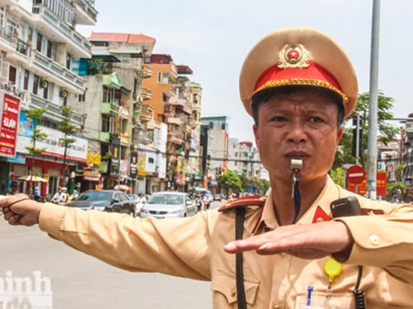 CSGT Hà Nội "đội" nắng lửa giữ an toàn giao thông giữa trưa hè