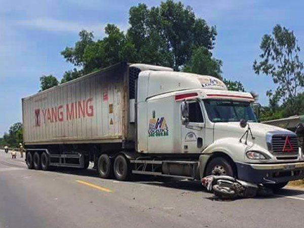 Nam sinh lớp 8 bị xe container tông tử vong khi băng qua đường