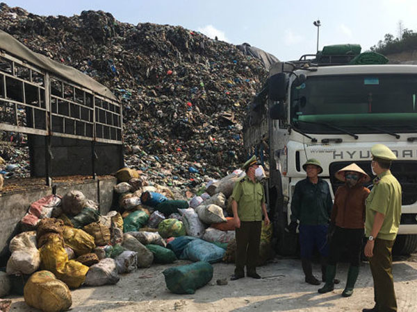Tiêu hủy 45 tấn tóp mỡ bẩn đầy dòi, bọ