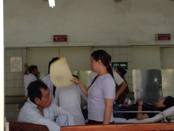 Bệnh viện hầm hập ngày nắng nóng 40 độ