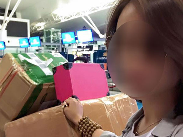 Bị phạt vì mang lố 19kg hành lý xách tay, cô gái còn quay clip tố hãng bay "không tình nghĩa"