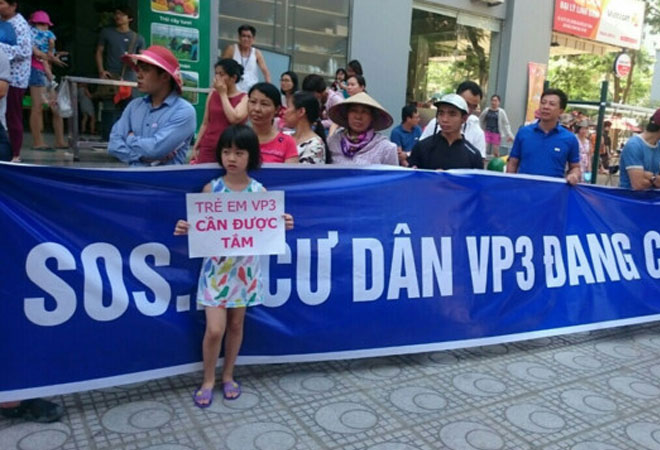 Giữa nắng nóng 41 độ, dân chung cư Mường Thanh tập trung đòi cấp nước