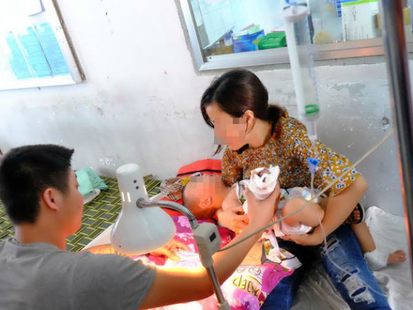 Long An: Bé trai 11 tuổi suýt mất chân vì... kiến cắn
