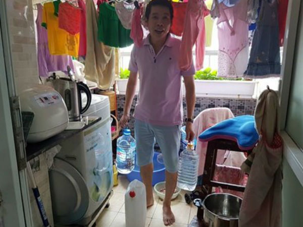Nắng 40 độ, dân Hà Nội nghỉ làm ở nhà canh nước sinh hoạt