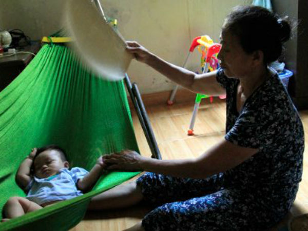 Nóng 40 độ, sinh hoạt nhiều gia đình Hà Nội đảo lộn