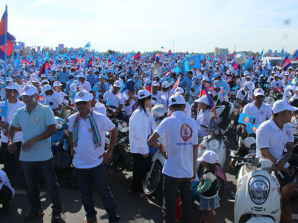 Phnom Penh "nóng" từng giờ khi đảng lớn xuống đường