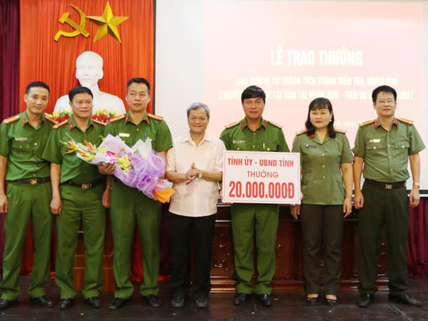 Thưởng “nóng” đơn vị phá án vụ dùng súng nhựa để cướp 19 điện thoại